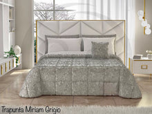 Carica l'immagine nel visualizzatore di Gallery, Trapunta Miriam con lavorazione jacquard e cuscino arredo coordinato