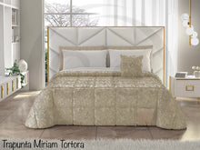 Carica l'immagine nel visualizzatore di Gallery, Trapunta Miriam con lavorazione jacquard e cuscino arredo coordinato