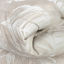 Carica l&#39;immagine nel visualizzatore di Gallery, Piumone Gemma in morbido velluto con lavorazione jacquard e cuscino arredo
