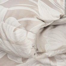 Carica l&#39;immagine nel visualizzatore di Gallery, Piumone Kenya in soffice velluto con lavorazione jacquard e cuscino arredo
