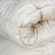 Carica l&#39;immagine nel visualizzatore di Gallery, Piumone Kenya in soffice velluto con lavorazione jacquard e cuscino arredo
