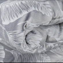 Carica l&#39;immagine nel visualizzatore di Gallery, Piumone Gemma in morbido velluto con lavorazione jacquard e cuscino arredo
