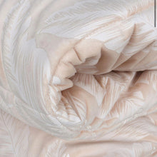Carica l&#39;immagine nel visualizzatore di Gallery, Piumone Gemma in morbido velluto con lavorazione jacquard e cuscino arredo
